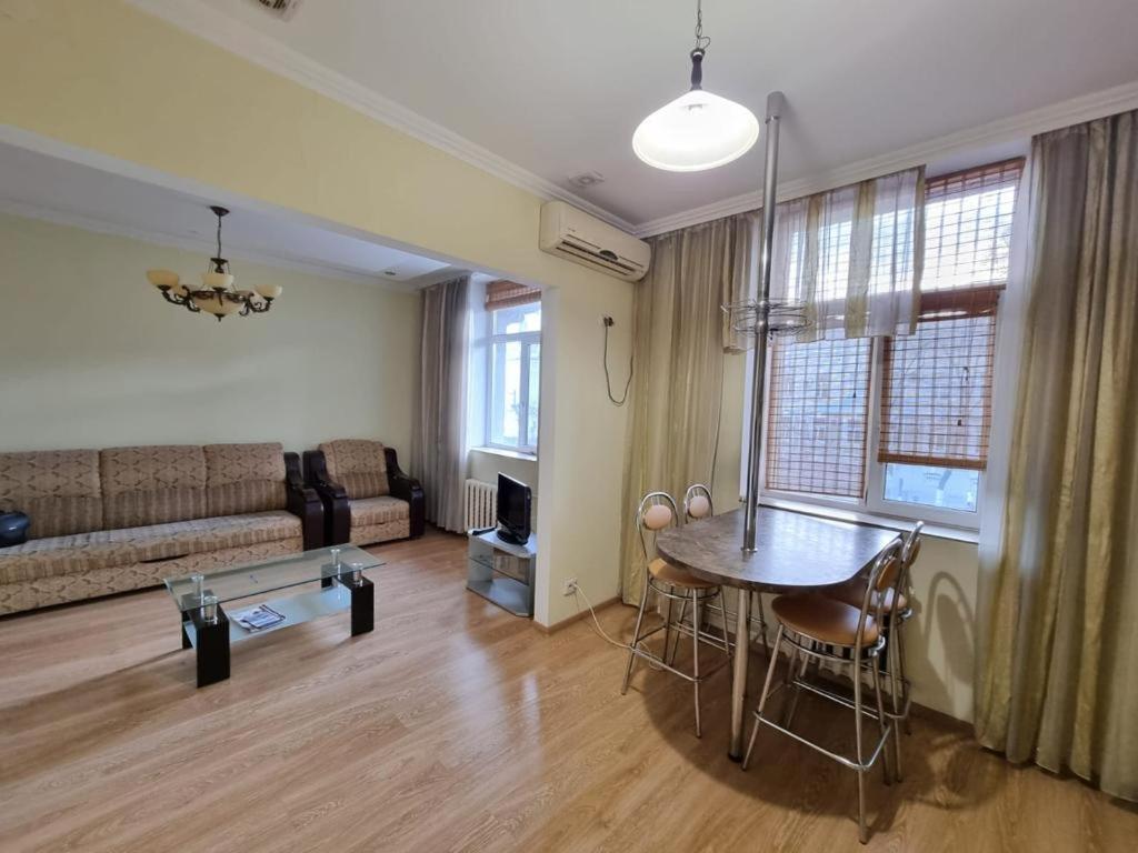White New Apartments Ultracentral 2-Rooms In The Heart Chişinău Esterno foto